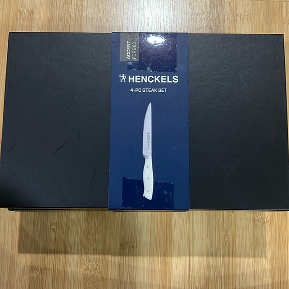 Henckels 4 piece Steak Knife Set Accent Forged - Picture 3 of 8